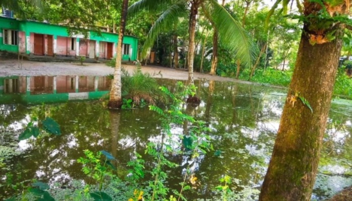 দু'র্ভোগে শিক্ষার্থীরা বর্ষায় পানিতে তলিয়ে যায় পশ্চিম রাজগুরু স.প্রা. বিদ্যালয়ের মাঠ