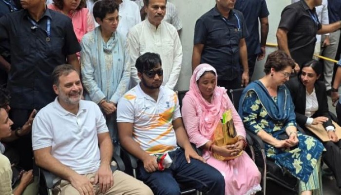 উ'ত্ত'প্ত ভারতের রাজনীতি, আন্দোলনে আ'হ'ত শিক্ষার্থীকে নিয়ে থানায় রাহুলের অবস্থান