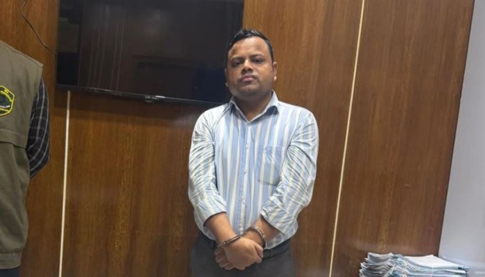 প্রধানমন্ত্রীর পরিবারের সদস্যের নামে ভু'য়া আইডি, প্র'তা'র'ক গ্রে'প্তা'র