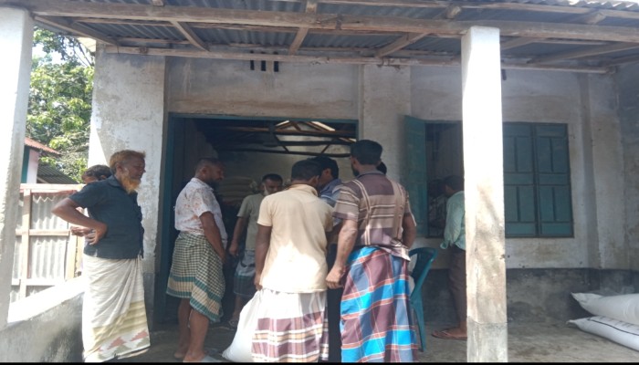 বদরগঞ্জে সারের জন্য কৃষকদের হ'য়রানি চলছেই, চার পাচ ঘন্টা ধরে স অপেক্ষা করে সার মিলছে