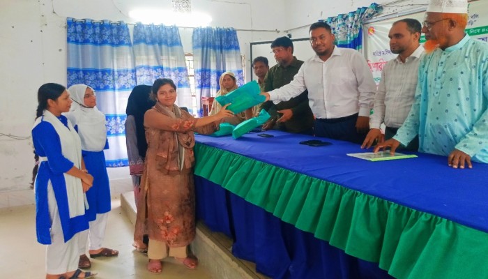 কাউখালীতে কিশোরীদের সচেতনতামূলক প্রশিক্ষণ ও প্রশিক্ষণ সামগ্রী বিতরণ