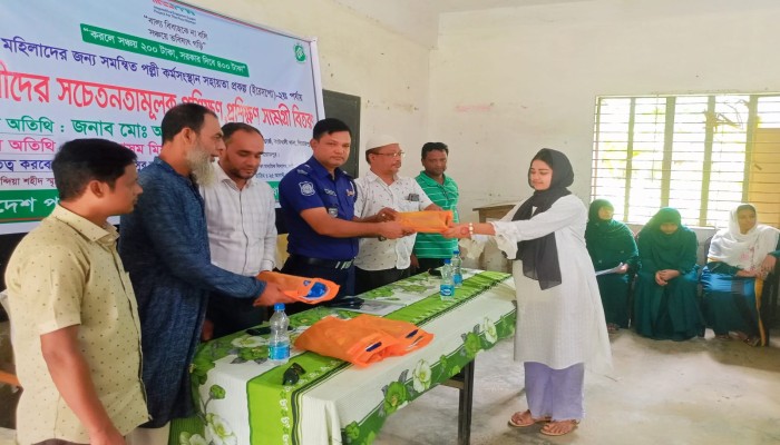 কাউখালীতে কিশোরীদের সচেতনতামূলক প্রশিক্ষণ ও উপকরণ বিতরণ