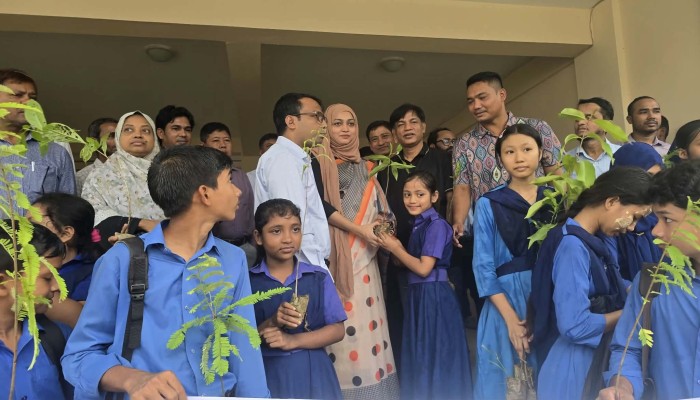 নাইক্ষ্যংছড়িতে শিক্ষার্থীদের হাতে বৃক্ষের চারা, বৃক্ষরোপণ  কর্মসূচির শুভ উদ্বোধন
