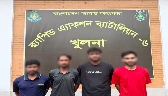 খুলনা মহানগরীর তালিকাভুক্ত শী'র্ষ স'ন্ত্রাসী মমি ও তার তিন সহযোগীকে গ্রে'ফতার করেছে র‍্যাব-৬, স্পেশাল কোম্পানি