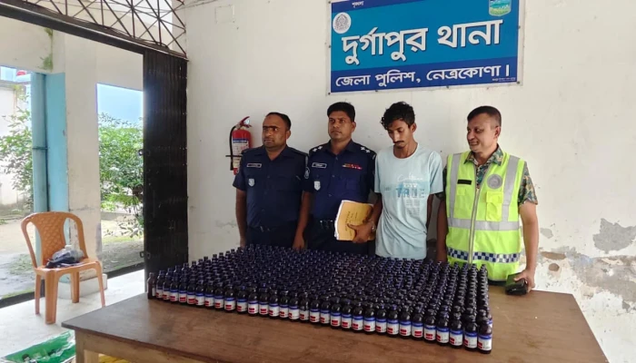 অটোরিকশায় লু'কি'য়ে রাখা ৪৮০ বোতল ফে'ন'সি'ডি'ল'সহ যুবক আটক