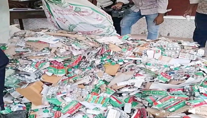 সরকারি হাসপাতালের ১গাড়ি ঔষুধ যমুনা নদীতে ফেলার সময় হাতেনাতে আ'টক