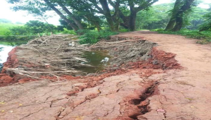 ব্রাহ্মণপাড়ায় খালের পে'টে সড়ক, ১০ গ্রামের মানুষের দু'র্ভোগ চ'রমে