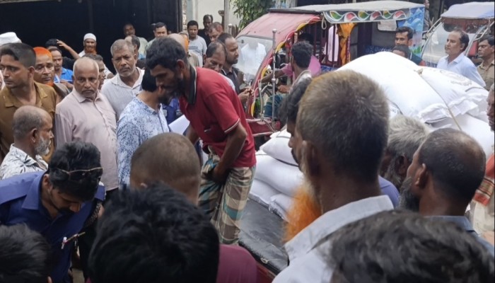 ডিলারের কাছ থেকে অ'বৈধভাবে সার উত্তোলন, ২০ বস্তা জ'ব্দ