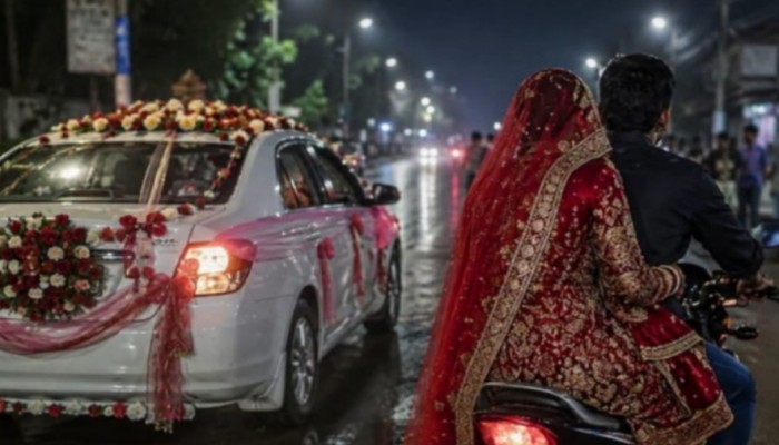 হোসেনপুরে বরের গাড়ি থেকে কনে ছি'নতাই