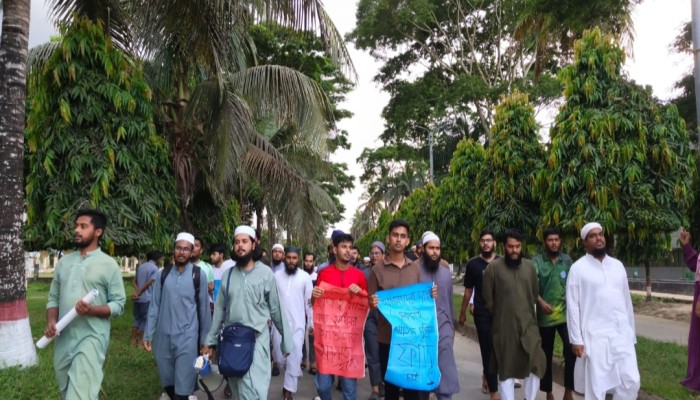 মহানবী (সাঃ)-কে ক'টূক্তির অ'ভিযোগে বাকৃবিতে বি'ক্ষো'ভ মিছিল