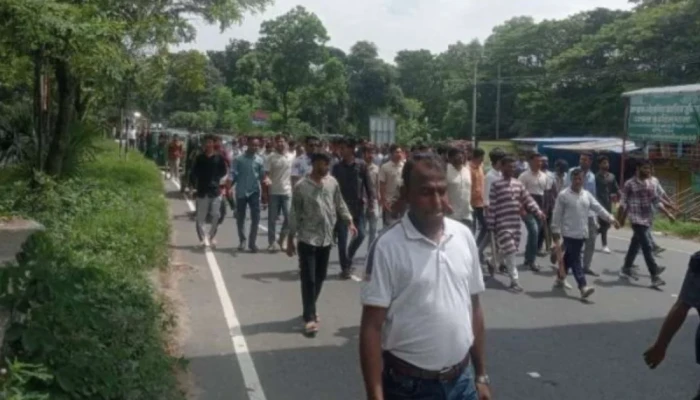 সীতাকুণ্ডে বিএনপির প্রতিষ্ঠাবার্ষিকী ঘিরে দু'পক্ষের 'সং'ঘ'র্ষ', ক'ক'টে'ল বি'স্ফো'র'ণ ও মহাসড়ক অ'ব'রো'ধ