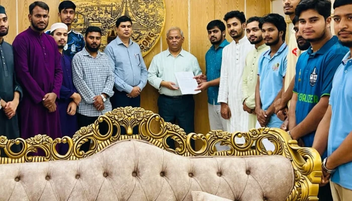 চবিতে ছাত্রদলের বি'রু'দ্ধে হলের সিট দ'খ'লে'র অ'ভি'যো'গ, শিক্ষার্থীদের স্মারকলিপি