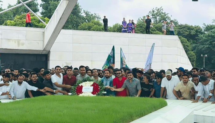 বিএনপির প্রতিষ্ঠাবার্ষিকীতে জিয়াউর রহমান ও খালেদা জিয়ার মাজারে ঢাকা মহানগর পূর্ব ছাত্রদলের শ্রদ্ধা