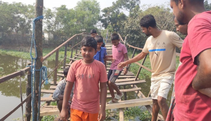 ঝুঁকি নিয়ে কাঠের পুল পারাপার, হাজার মানুষের