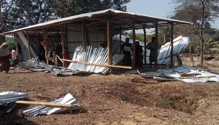 নাইক্ষ্যংছড়িতে ৩ গাড়ি সন্ত্রাসী এনে প্রতিপক্ষের বসতঘরে প্রকাশ্যে হামলা-তান্ডব, আহত-৬ আটক-২