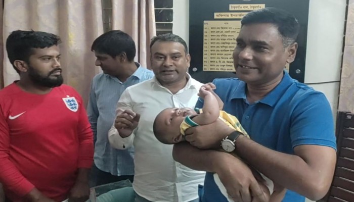 ​ঠাকুরগাঁও চুরি হওয়া শিশুটিকে মায়ের কোলে ফিরিয়ে দেয়া হলো