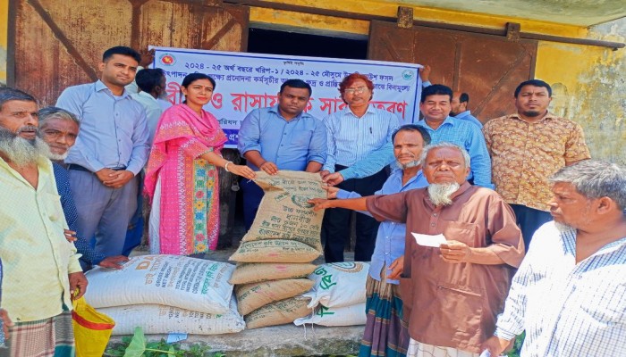 কাউখালীতে বিনামূল্যে বীজ ও রাসায়নিক সার কৃষকদের হাতে তুলে দিলেন উপজেলা নির্বাহী কর্মকর্তা