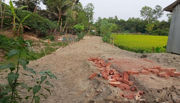 বেলকুচিতে প্রতিবন্ধীর জমি দখল করে রাস্তা নির্মাণের অভিযোগ
