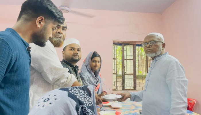 শহীদ রাষ্ট্রপতি জিয়াউর রহমানের ৪৪তম শাহাদাৎ বার্ষিকীতে এতিমদের মাঝে খাবার বিতরণ