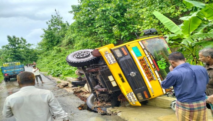 রাজস্থলীতে সরকারি চাউল নিয়ে খাদে পড়ে একটি ট্রাক