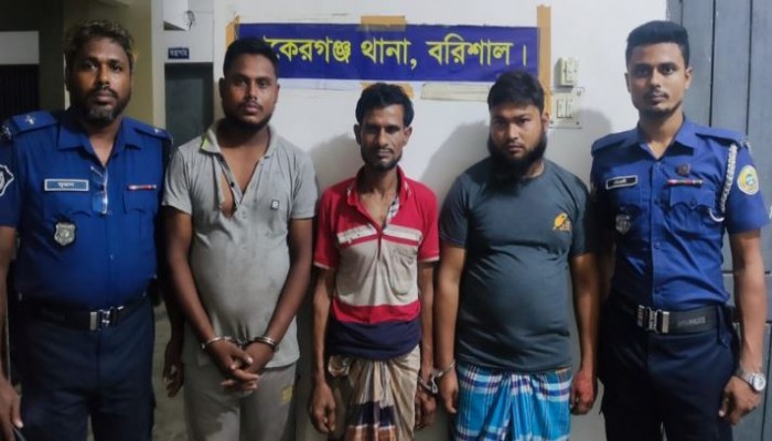 প্রায় দুই শতাধিক চোরাই রিক্সার আলামত উদ্ধার করে পুলিশ।