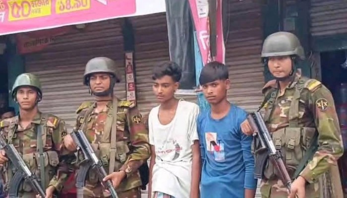 পিস্তল দেখিয়ে দোকানে হুমকি সেনাবাহিনীর হাতে আটক ২ কিশোর