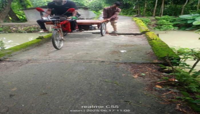 বাবুগঞ্জে ব্রীজ নয় যেন এক মরন ফাঁদ
