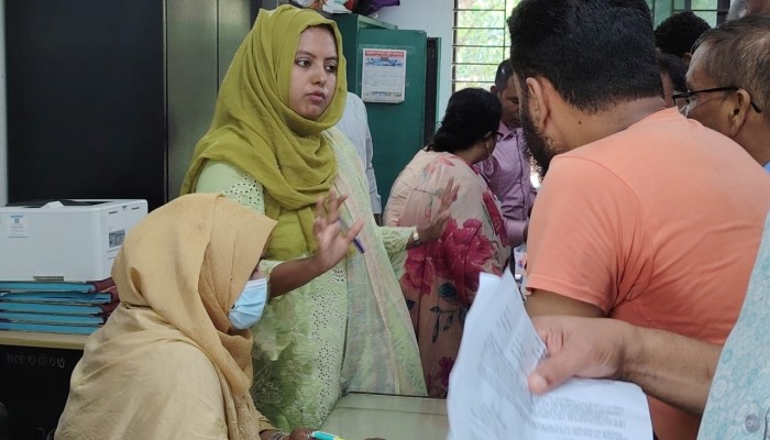 হোল্ডিং ট্যাক্স ১০% বৃদ্ধি, বিভ্রান্তির অবসান কালীগঞ্জে হোল্ডিং ট্যাক্স ইস্যুতে পৌরবাসীর সঙ্গে ইউএনওর সরাসরি সংলাপ