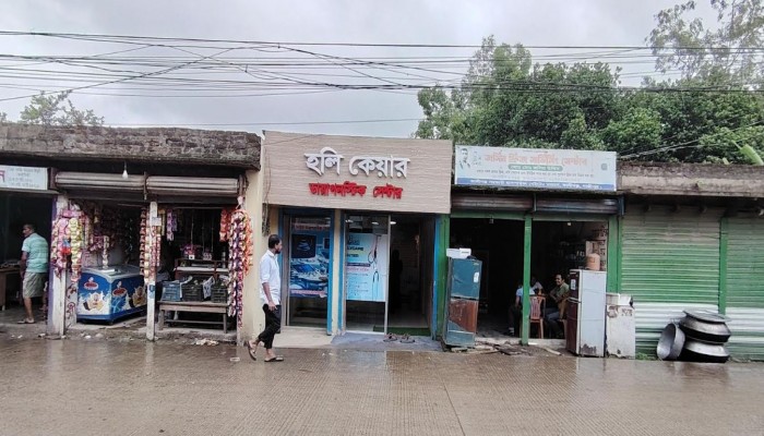 নেই আইনের তোয়াক্কা সরকারি হাসপাতালের ২০ গজে ডায়াগনস্টিক সেন্টার!