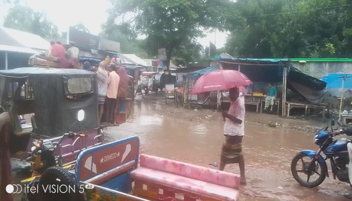 প্রায় এক মাসের বৃষ্টিতে রায়গঞ্জের জনজীবন বিপর্যস্ত