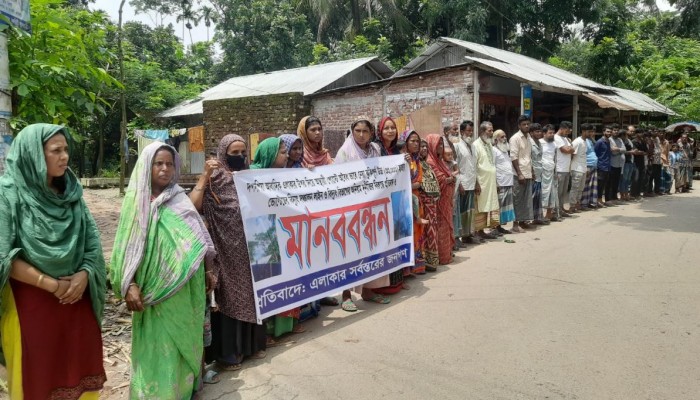 নলছিটিতে আবাসিক এলাকায় ৩৩ হাজার ভোল্টের বিদ্যুৎ লাইন, ঝুঁকির প্রতিবাদে মানববন্ধন।