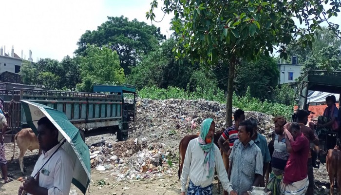 মুন্ডুমালা পশুর হাট এখন ময়লার ভাগাড়।