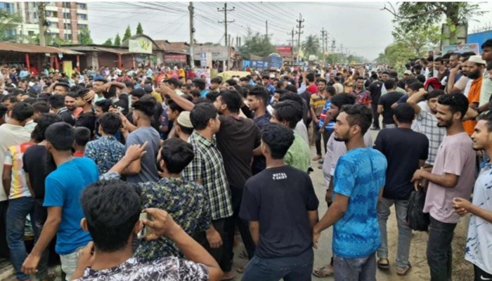 গাজীপুর শ্রীপুরে শ্রমিকদের সড়ক অবরোধ, পুলিশ শ্রমিক সংঘর্ষে আহত ১৫।