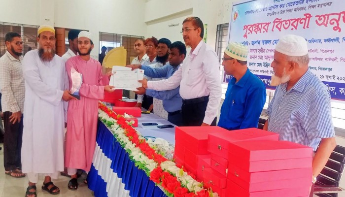 কাউখালীতে সর্বোচ্চ নম্বর প্রাপ্ত শিক্ষার্থীদের মাঝে সনদ ও ক্রেস্ট বিতরণ।