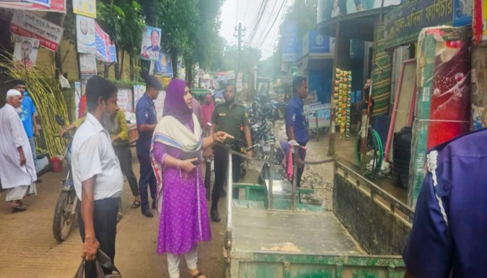 ব্রাহ্মণপাড়ায় ট্রাক ও ট্রাক্টর চালকে ভ্রাম্যমান আদালতে জরিমানা।