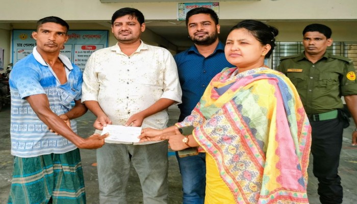 টুঙ্গিপাড়ায় শারীরিক প্রতিবন্ধীর অটোভ্যান চুরি, পাশে দাঁড়ালেন ইউএনও।