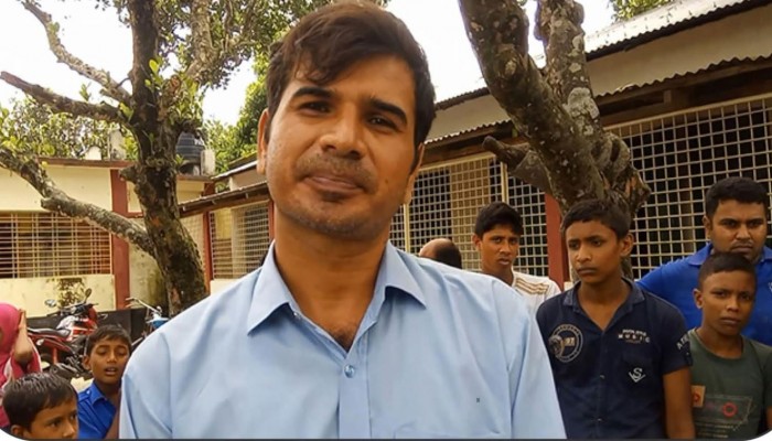 বদরগঞ্জে দপ্তরী বিরুদ্ধে শিক্ষার্থীদের মুঠোফোনে অশালীন ভিডিও দেখানোর অভিযোগ।