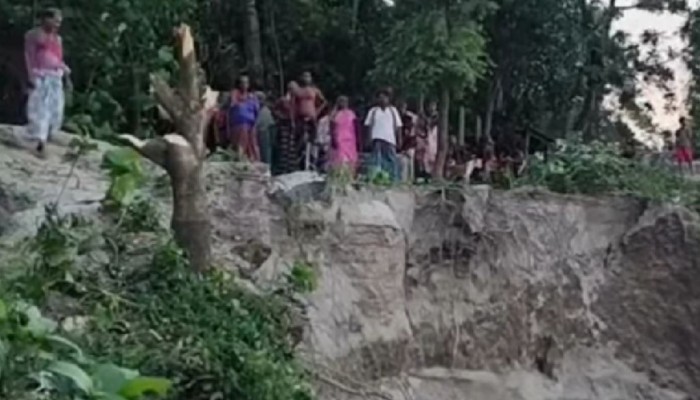 বালুর টাকা নেতাদের পকেটে, প্রশাসনের চোখ বন্ধ, ভিটেমাটি হারিয়ে কাঁদছে গরীব মানুষ।