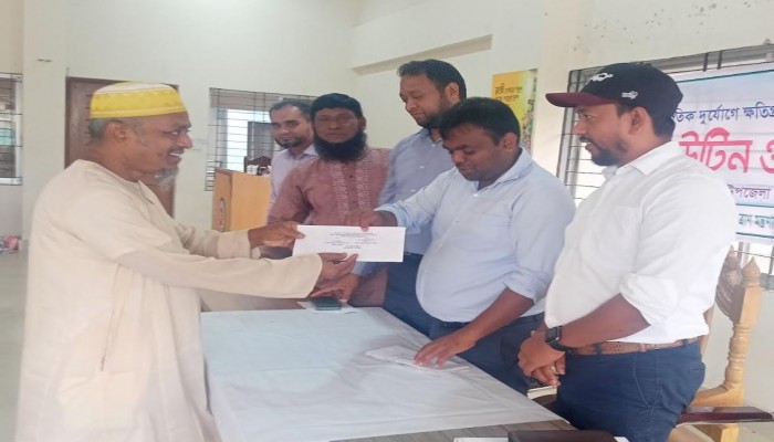 কাউখালীতে দুর্যোগে ক্ষতিগ্রস্ত অসহায় পরিবারের মাঝে ঢেউটিন ও চেক বিতরণ