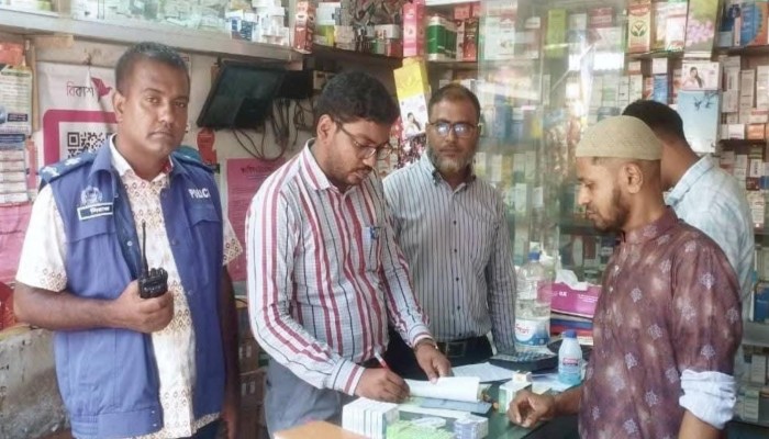 মেয়াদোত্তীর্ণ ঔষধ বিক্রি করায় টঙ্গীবাড়ীতে ফার্মেসিকে জরিমান