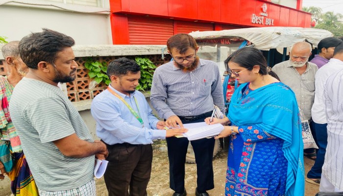 কালীগঞ্জ বাজার বাসস্ট্যান্ডে ভ্রাম্যমাণ আদালতের অভিযান অবৈধ স্থাপনা উচ্ছেদ, ৭৭ হাজার টাকা জরিমানা