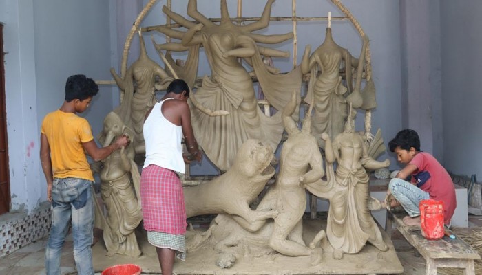 ফুলবাড়ীতে দুর্গা প্রতিমা তৈরিতে ব্যস্ত সময় পার করছেন প্রতিমা শিল্পীরা।