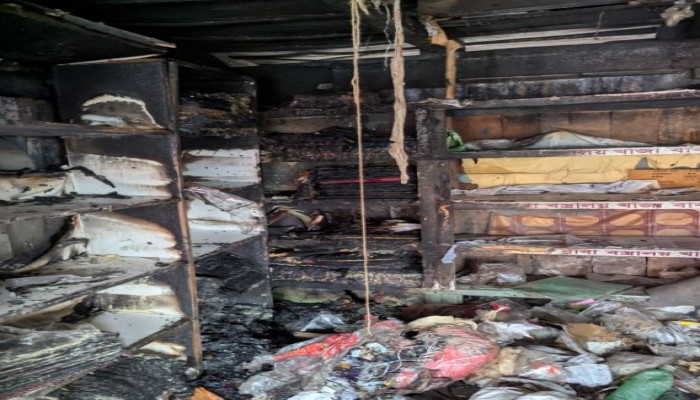 বানারীপাড়ায় বন্দর বাজারে সঞ্জয় দেবনাথের শাড়ি কাপড়ের দোকানে ভয়াবহ আগুন
