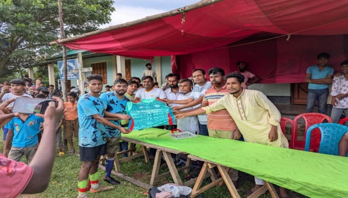 ৯ নং অরণখলায় খেলাধুলার আনন্দ শেষে বাংলাদেশ জামায়াতে ইসলামী পদপ্রার্থী মোল্লা মামুন আজাদ পুরস্কার বিতরণ