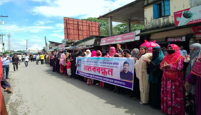 মির্জাগঞ্জে ডাঃ সোহেল ও ডাঃ জাবির এর বদলি আদেশ প্রত্যাহারের দাবিতে মানববন্ধন