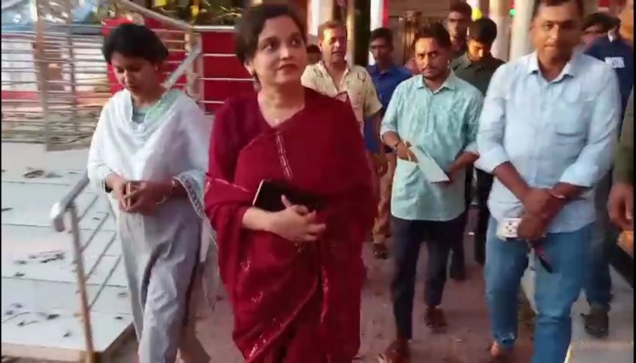 ‎হোসেনপুরে দুর্গা পুজা মন্দির পরিদর্শন করেন অতিরিক্ত জেলা প্রশাসক