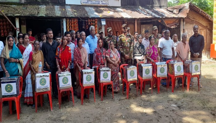 বোয়ালখালীতে দুর্গাপূজা উপলক্ষে সেনাবাহিনীর উপহার
