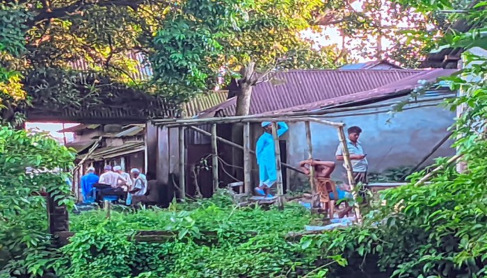 কেন্দুয়া সরকারি জায়গায় অবৈধভাবে ঘর নির্মাণের অভিযোগ
