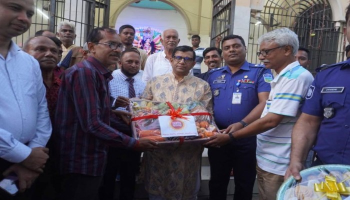 শারদীয় দুর্গোৎসবে নেত্রকোণার পূজামণ্ডপে বিভাগীয় কমিশনারের শুভেচ্ছা সফর