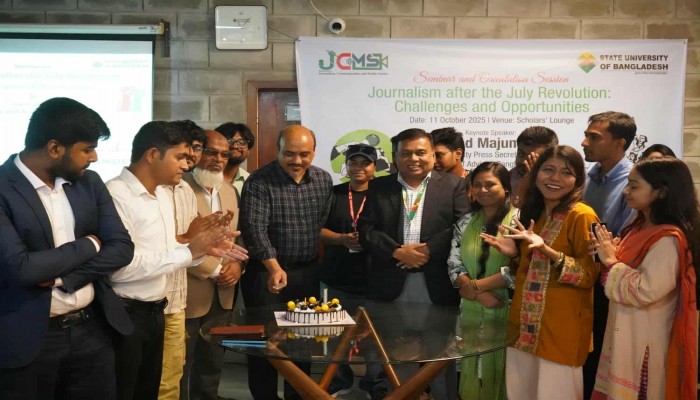 জুলাই অভ্যুত্থানের পর সাংবাদিকদের দেওয়া হয়েছে অবারিত স্বাধীনতা: আজাদ মজুমদার